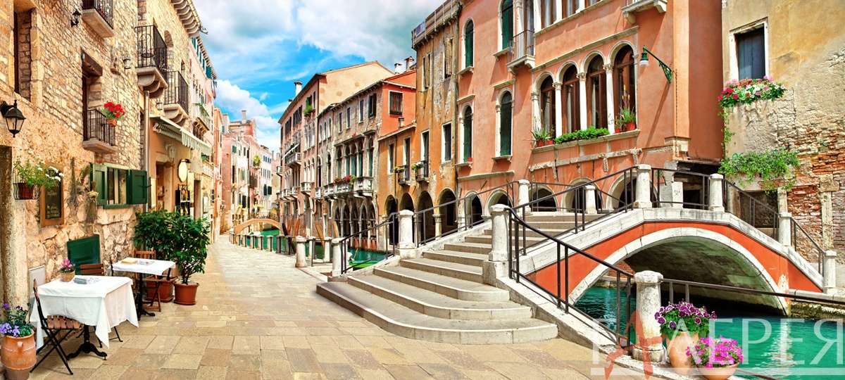 Италия, Венеция, канал, стол, стулья, набережная, ступени, дома в воде, мост, мостик